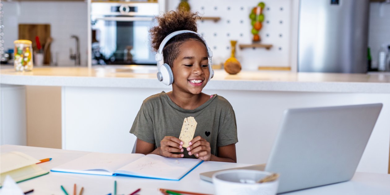 Trẻ em đeo tai nghe khi sử dụng thiết bị điện tử