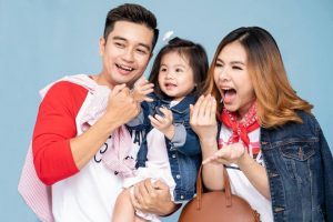 Vân Trang cùng chồng và con gái đầu